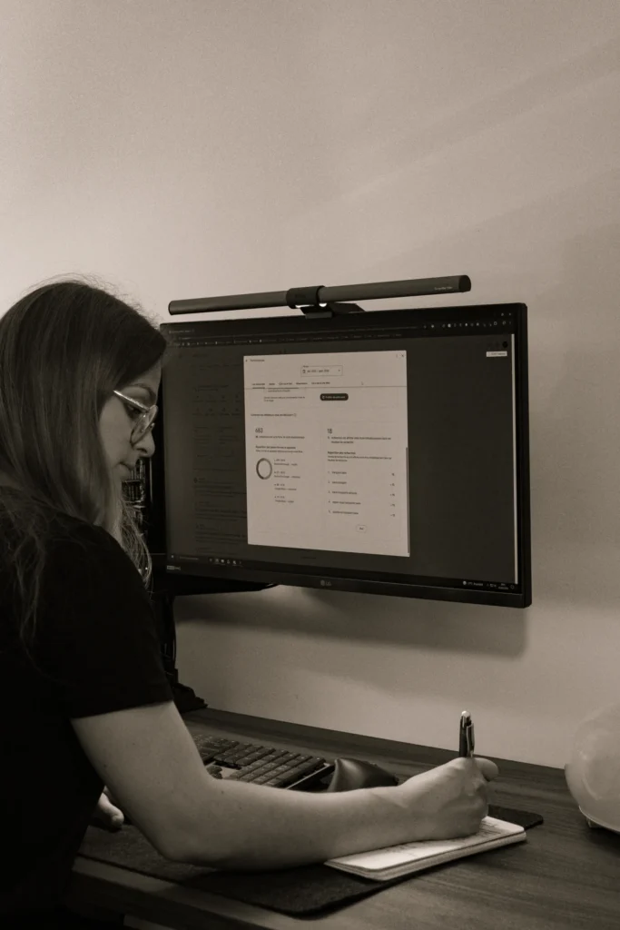 Orianne Delseaux effectuant une analyse SEO d'un site internet et d'une fiche Google My Business
