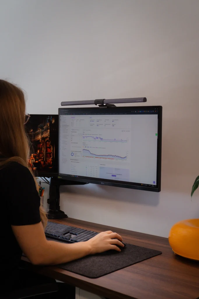 Orianne Delseaux effectuant une analyse du seo d'une site internet via Semrush