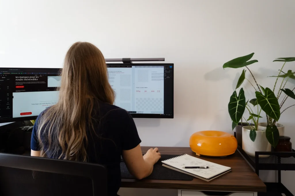 Orianne Delseaux travaillant sur un ordinateur et effectuant un audit de site internet pour effectuer une optimisation de ce site