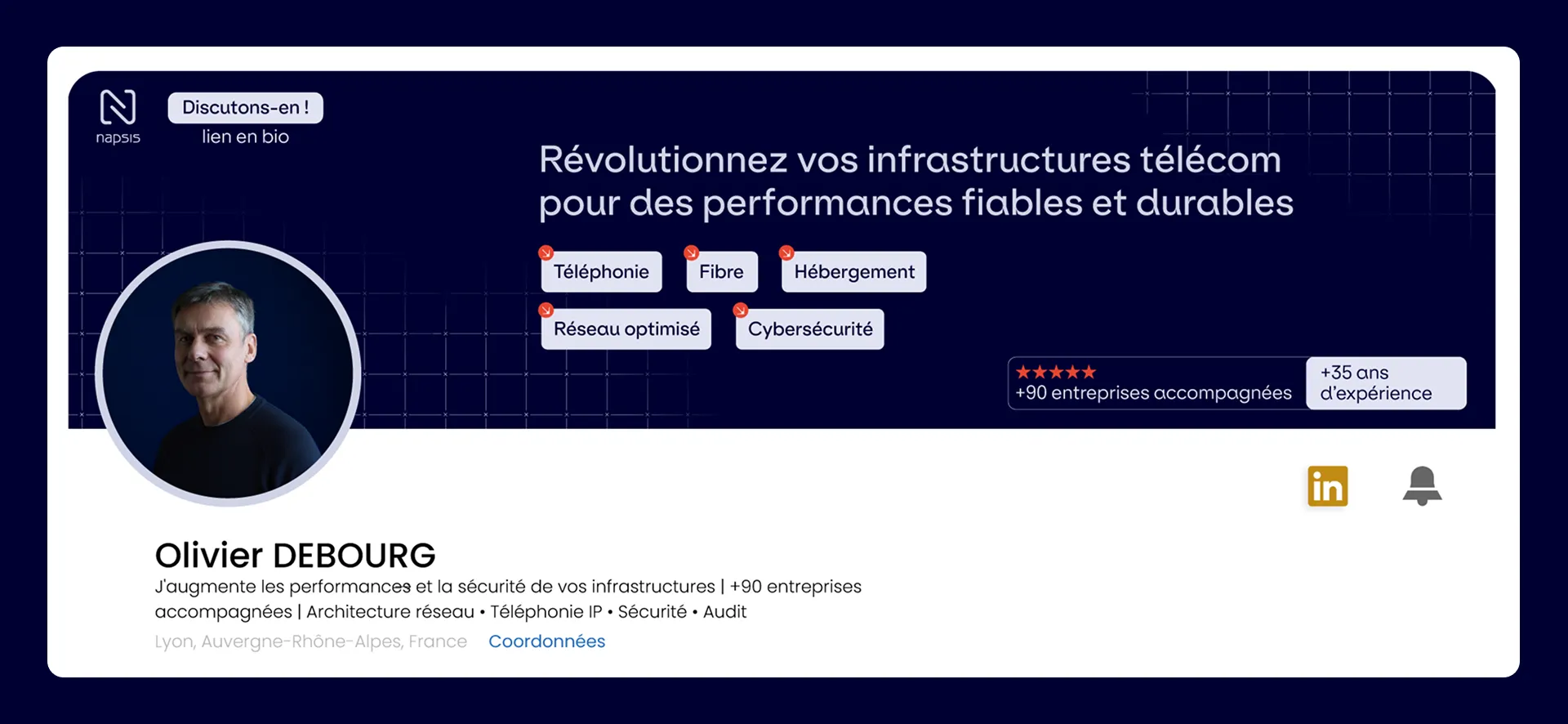 Profil de Olivier DEBOURG, expert en infrastructures télécom, avec une photo et des mentions sur son expertise et son expérience.