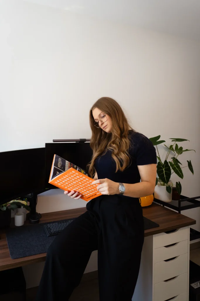 Orianne Delseaux effectuant de la recherche graphique pour son agence de branding