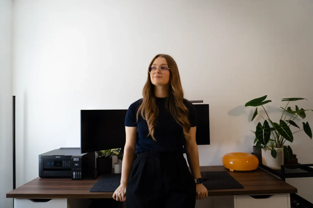 Orianne Delseaux posant devant son bureau de son agence de branding, Besign