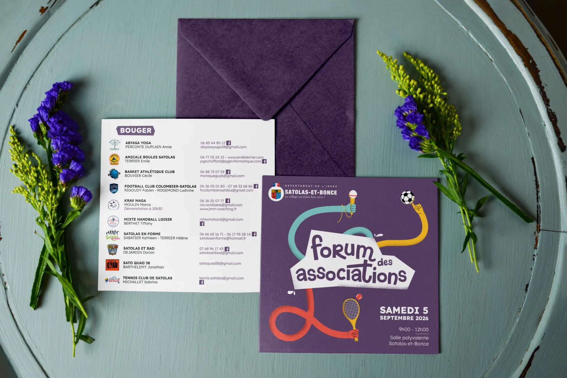 Une composition avec une enveloppe violette, une carte listing d'associations sportives, et une invitation pour le Forum des Associations de Satolas-et-Bonce le 5 septembre 2026.