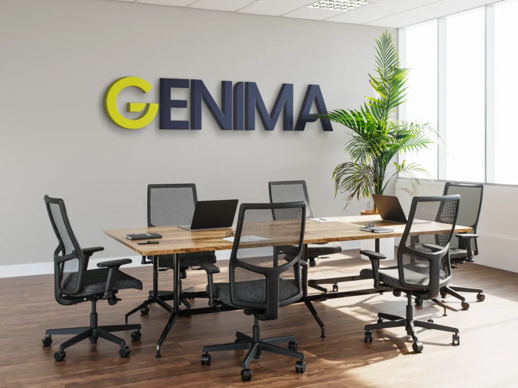 Bureau de conférence moderne avec chaises de bureau en maille et le logo "GENIMA" sur le mur.