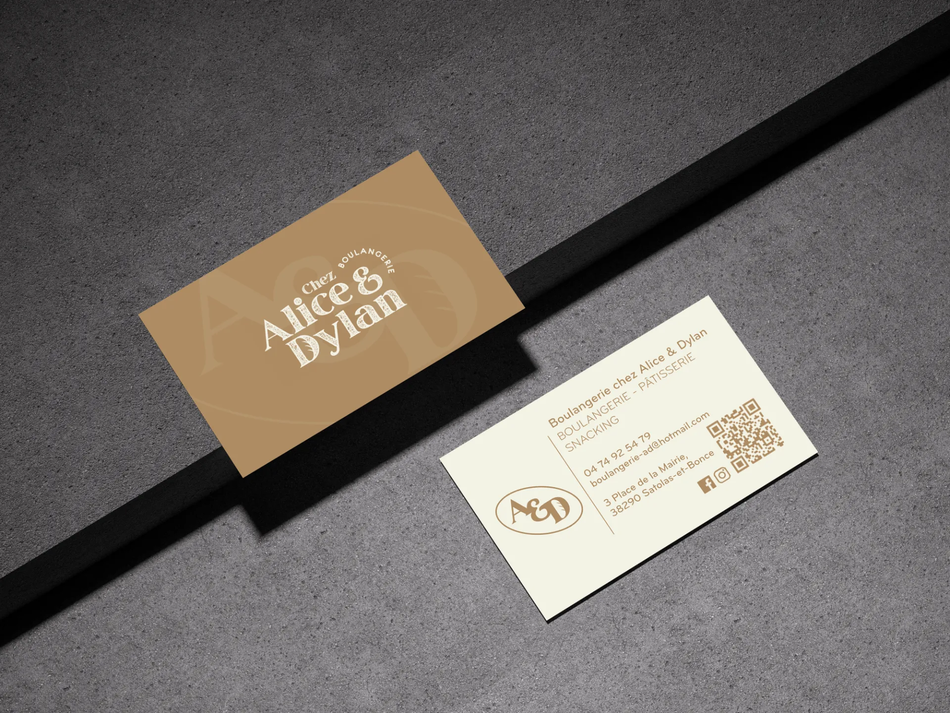 Deux cartes de visite. L'une, beige, affiche 'Chez Alice & Dylan Boulangerie'. L'autre, crème, détaille la boulangerie, les coordonnées et un QR code.