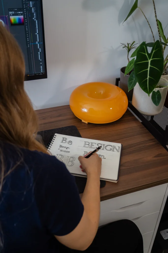 Orianne Delseaux effectuant des recherche graphique dans le cadre de la conception d'une identité visuelle