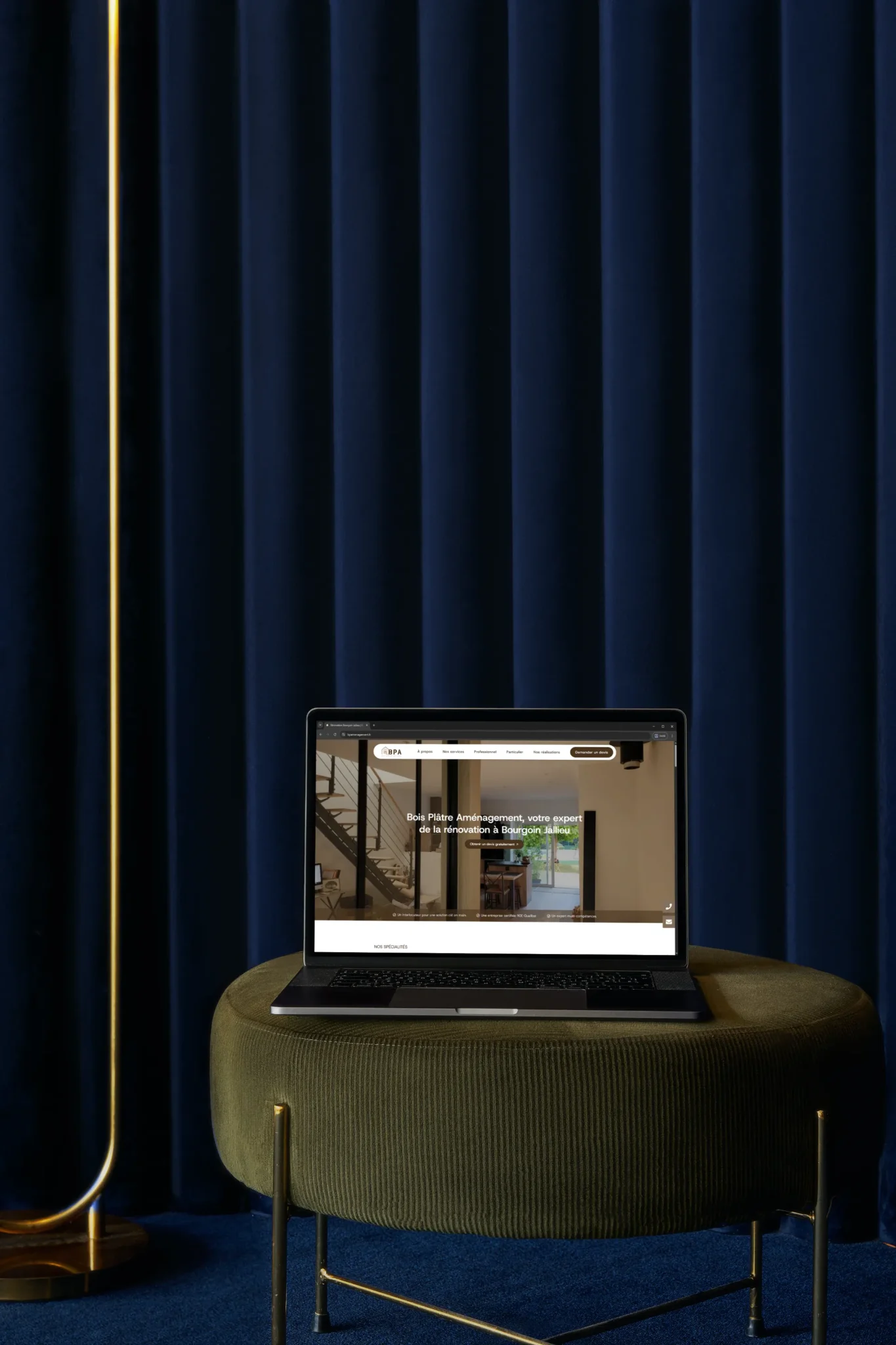 Un ordinateur portable présentant un site internet créé de façon sur-mesure et mis en ligne sur internet