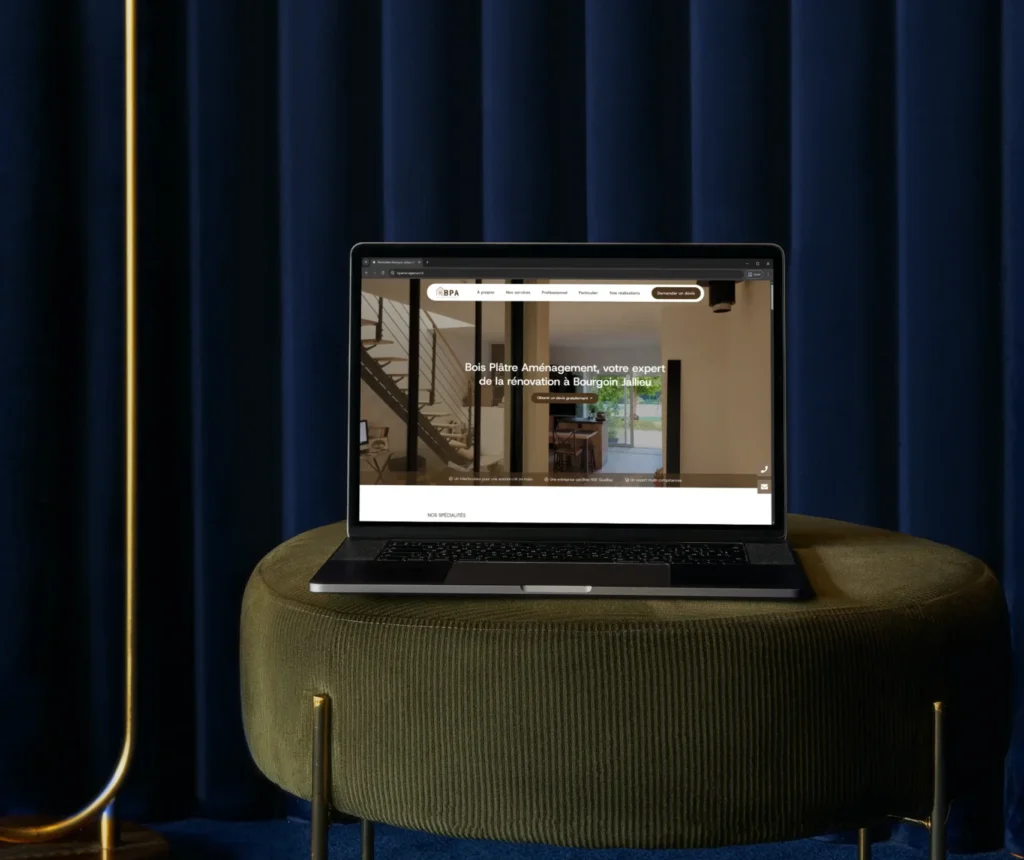 Un ordinateur portable présentant un site internet créé de façon sur-mesure et mis en ligne sur internet