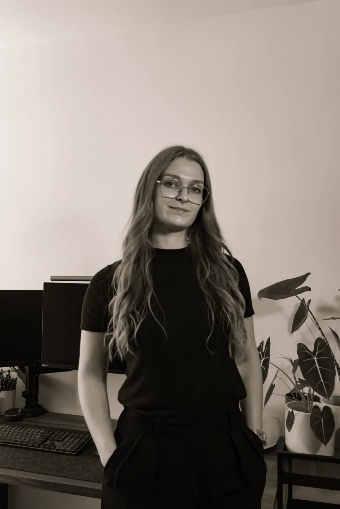 Orianne Delseaux, fondatrice et directrice artistique, posant devant l'objectif