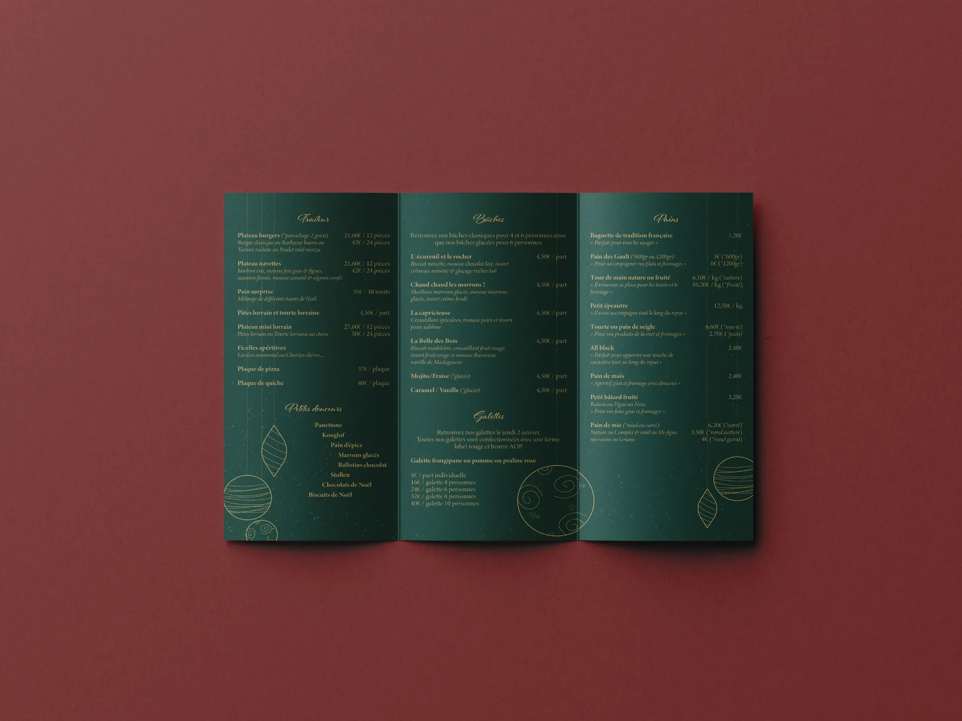 Menu de restaurant ouvert en trois volets avec des sections 'Entrées', 'Plats' et 'Desserts', sur fond vert foncé avec des motifs dorés.