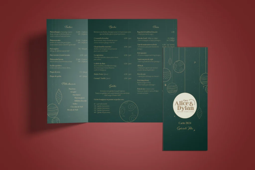 Menu de mariage à trois volets avec fond vert sapin, décoré de guirlandes dorées et de boules de Noël stylisées. La page de droite présente un cercle blanc avec les noms 'Alice & Dylan', suivi de "Carte 2021" et "Guirlande de Fête".