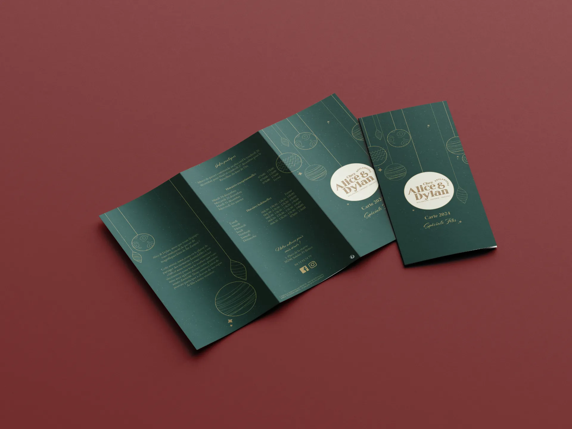 Brochure ouverte verte foncée avec des décorations dorées de Noël, mentionnant 'Alice & Dylan' et 'Carte 2023'. Deux cartes fermées sont également visibles.