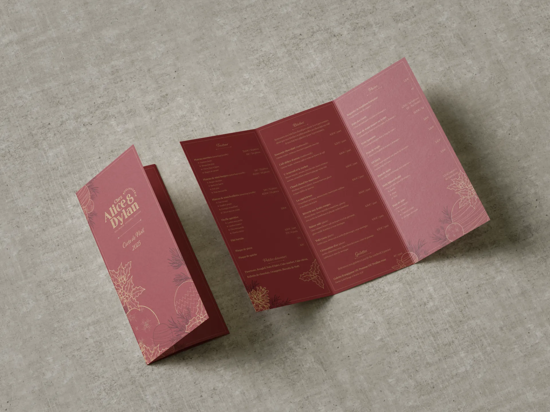 Menu de mariage plié, de couleur rose et bordeaux, avec des motifs dorés et les noms "Alice & Dylan".