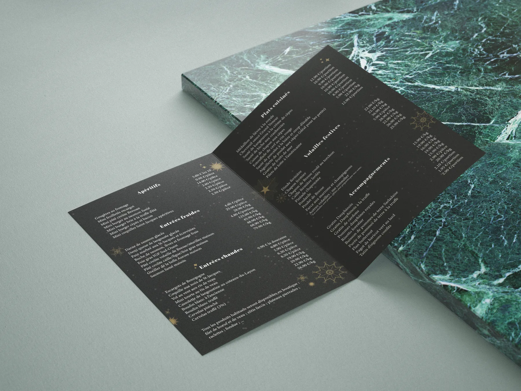 Menu de restaurant noir avec des étoiles dorées. Il présente des sections pour apéritifs, entrées froides, plats cuisinés, volailles festives, accompagnements et entrées chaudes.