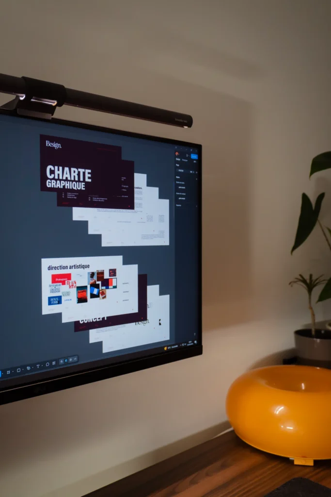 Un ordinateur affichant la charte graphique élaboré pour la conception d'une identité visuelle