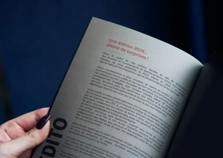 Page ouverte d'un livret avec le titre « Une édition 2026... pleine de surprises ! » en rouge.