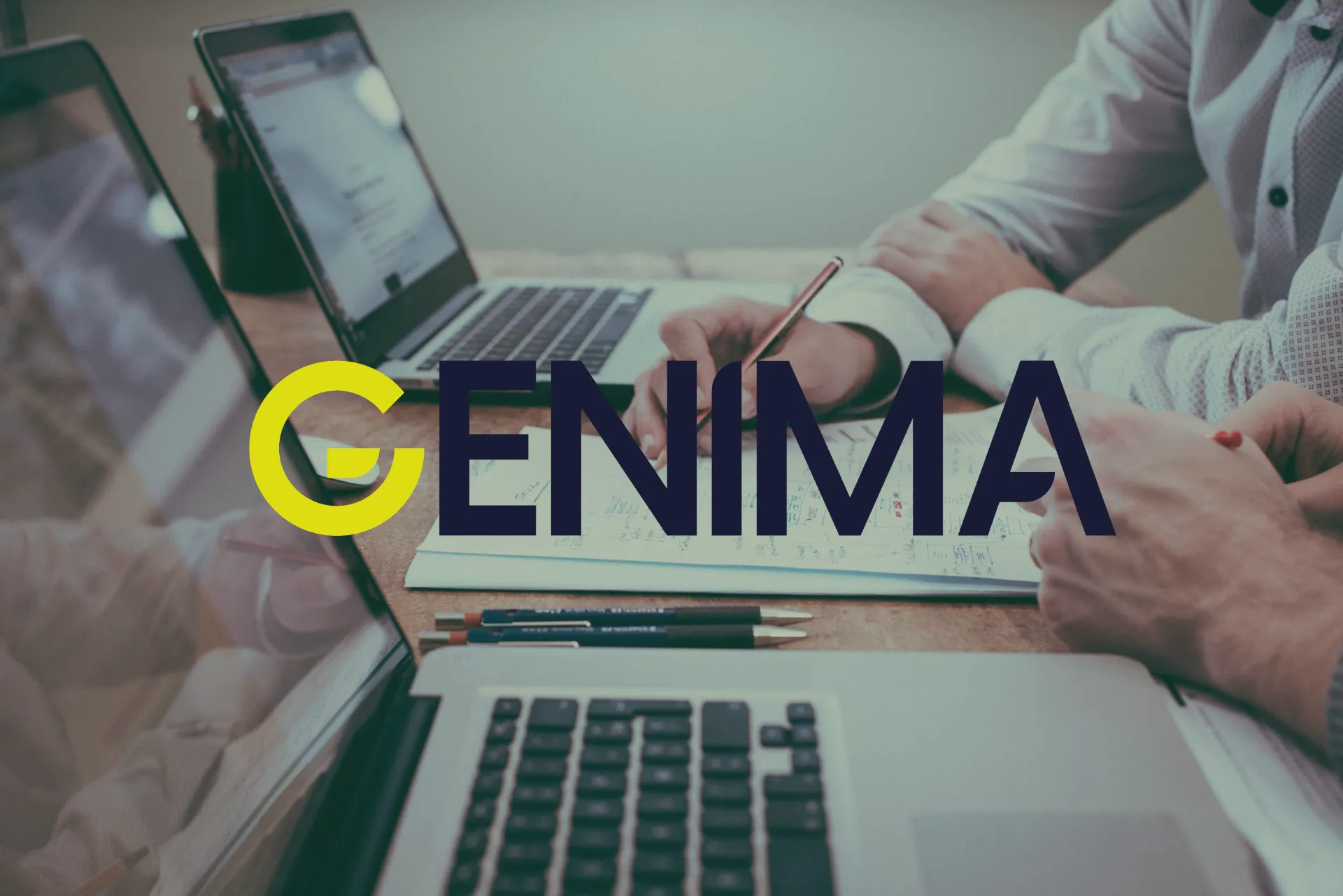 Logo CENIMA sur une image de deux personnes travaillant sur des ordinateurs portables
