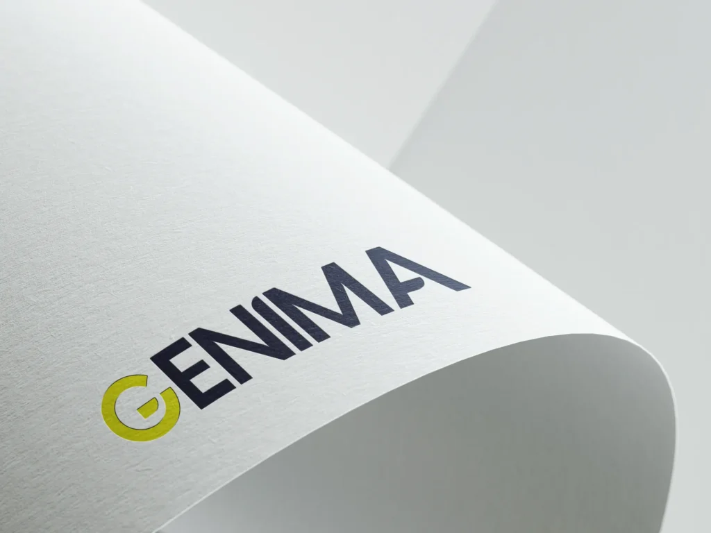 Logo GENIMA sur fond blanc texturé, avec le G en jaune et le reste en bleu foncé.