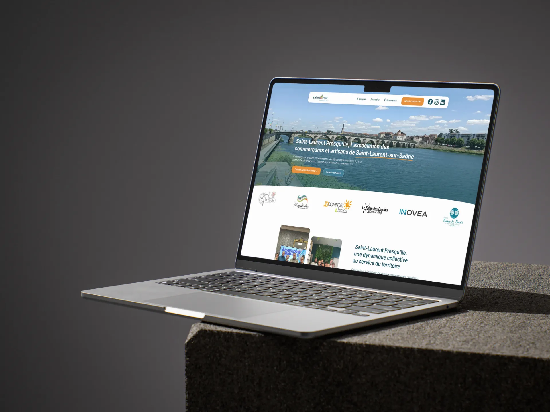 Capture d'écran d'un site web sur un ordinateur portable présentant la ville de Saint-Laurent-sur-Saône