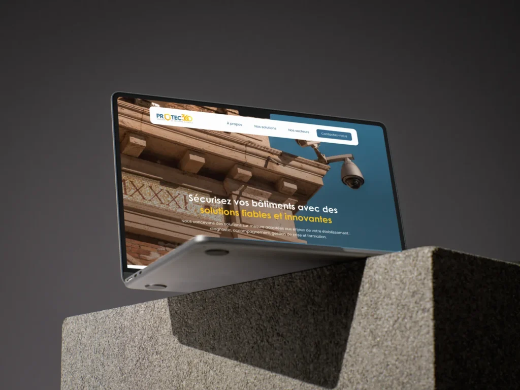 Site web PROTECO sur un ordinateur portable affichant des solutions de sécurité pour les bâtiments, avec une caméra de surveillance visible.