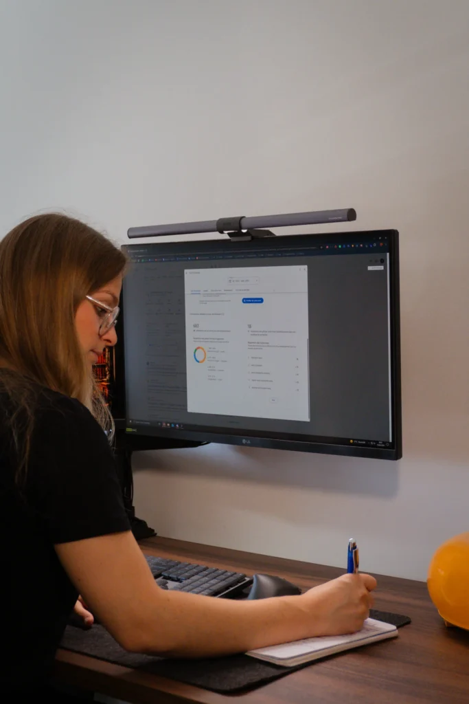 Orianne Delseaux effectuant une recherche et analyse des statistiques d'une fiche Google My Business et réfléchissant à ce qui doit être fait en maintenance