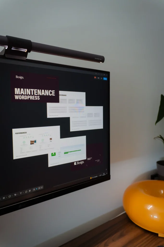 Un ordinateur affichant le document de présentation de la maintenance mensuel effectuée sur le site internet d'une entreprise