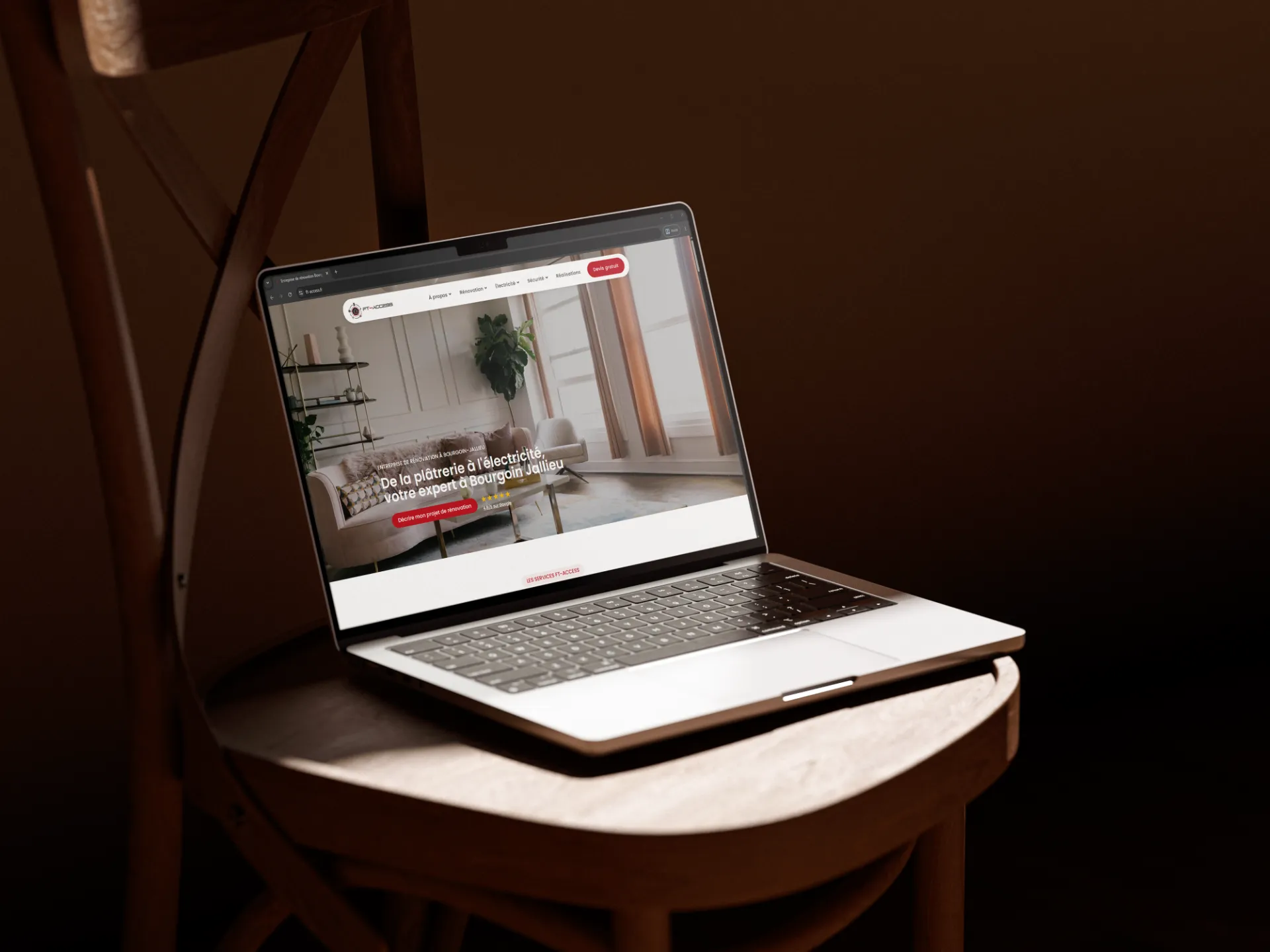 Un ordinateur présentant le site internet, d'un professionnel du bâtiment, fraichement mis en ligne.