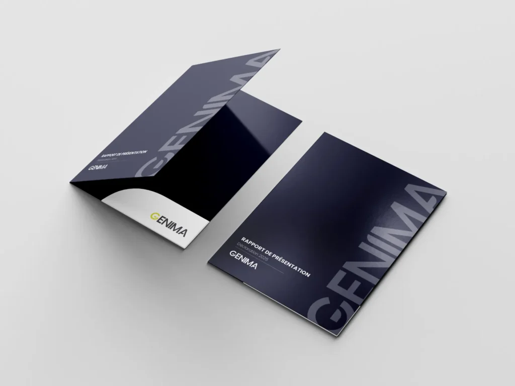 Deux brochures ouvertes de couleur bleu marine avec le logo GENIMA affiché en grand et en gris sur la couverture.