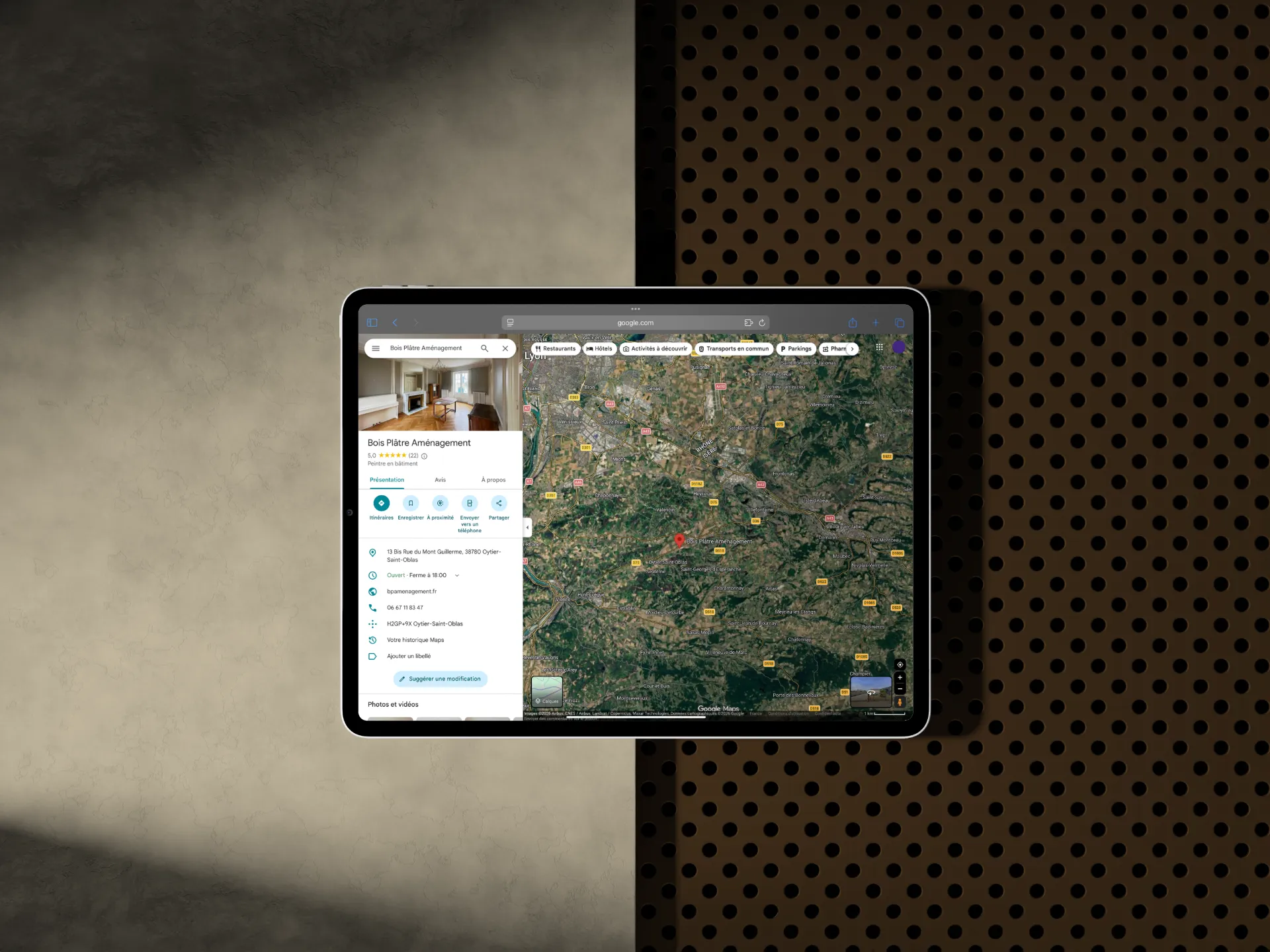Tablette affichant la fiche Google My Business de BPA à Bourgoin