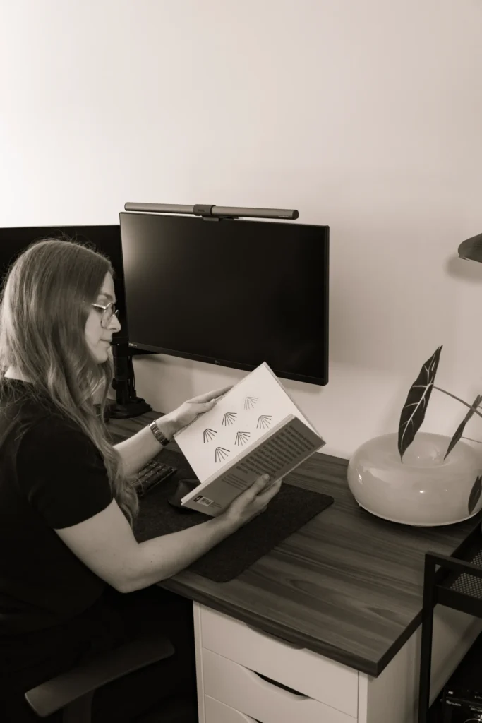 Orianne Delseaux effectuant de la recherche graphique sur un livre de design graphique dans le cadre de la conception d'une stratégie de marque