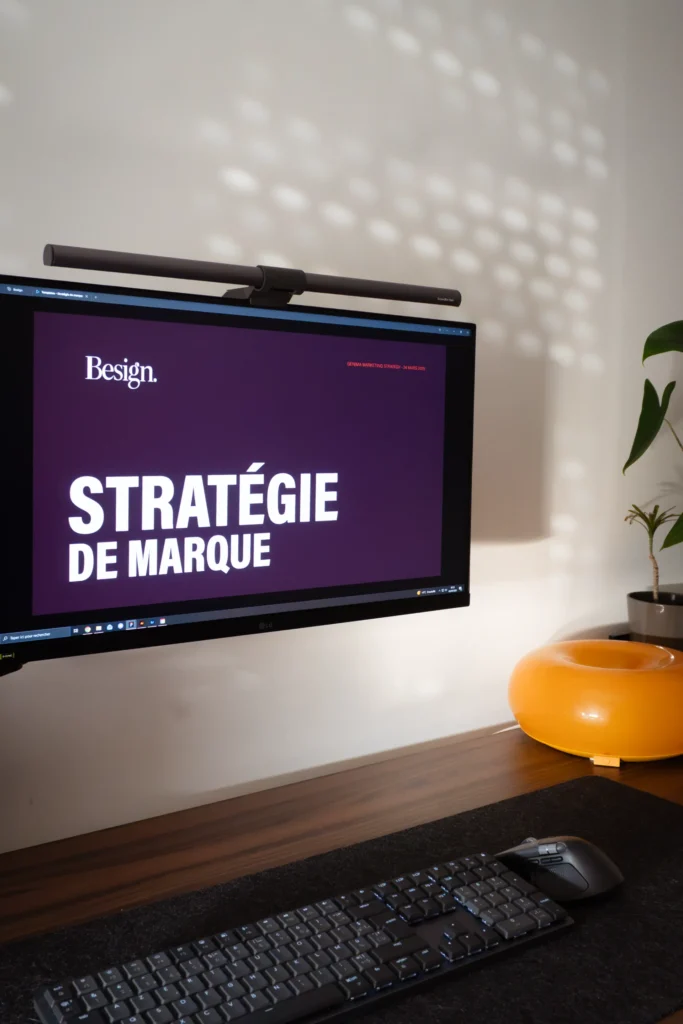 Écran d'ordinateur affichant "STRATÉGIE DE MARQUE", présentant la stratégie de marque sur mesure pour une entreprise