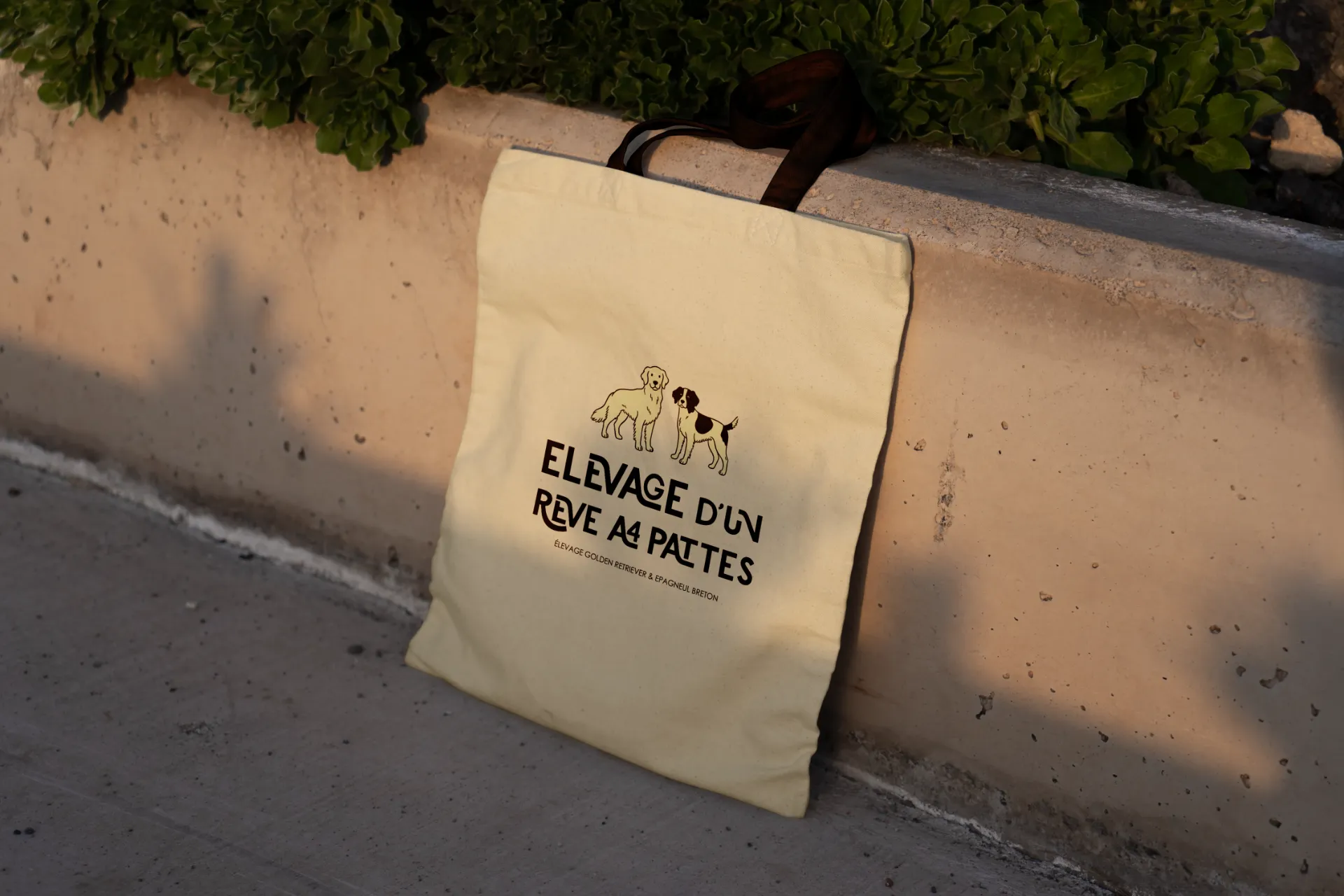 Sac en tissu beige avec inscription "ÉLEVAGE D'UN RÊVE À 4 PATTES" et un dessin de deux chiens.