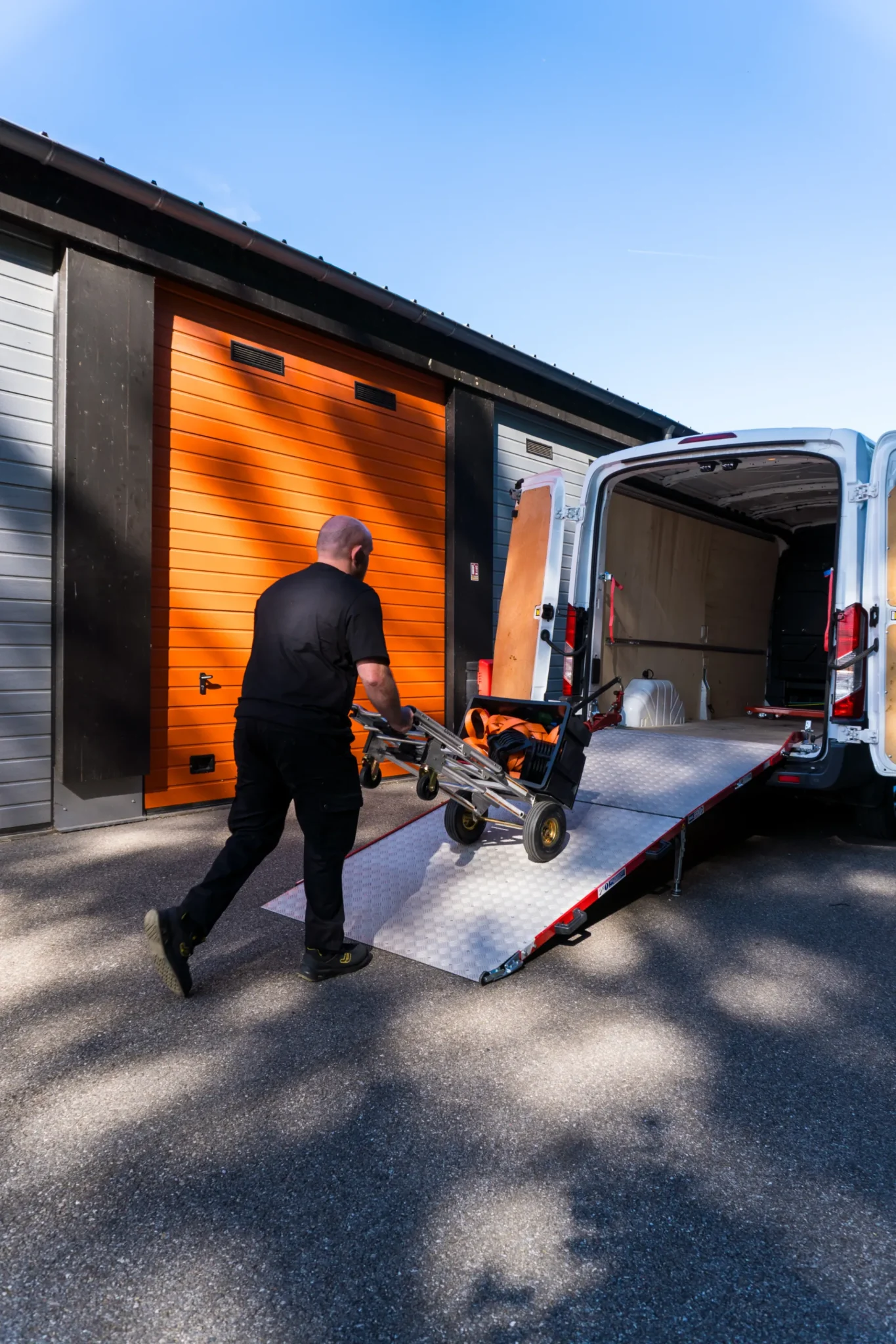 Julien Baudran, Transporteur Isérois, chargeant avec un diable son camion pour une livraison