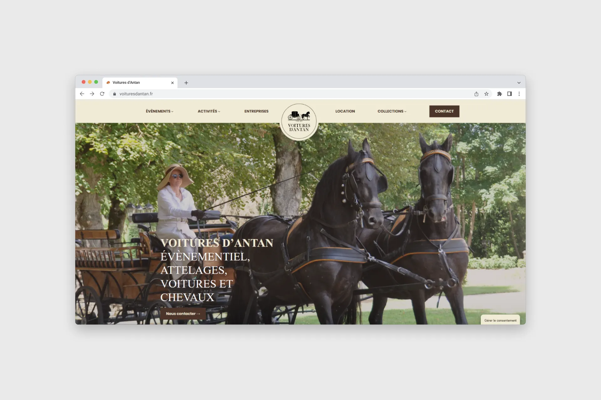 Une femme en robe blanche et chapeau conduit une calèche tirée par deux chevaux noirs. Le site web présente "Voitures d'Antan", spécialisé dans l'événementiel, les attelages, voitures et chevaux.