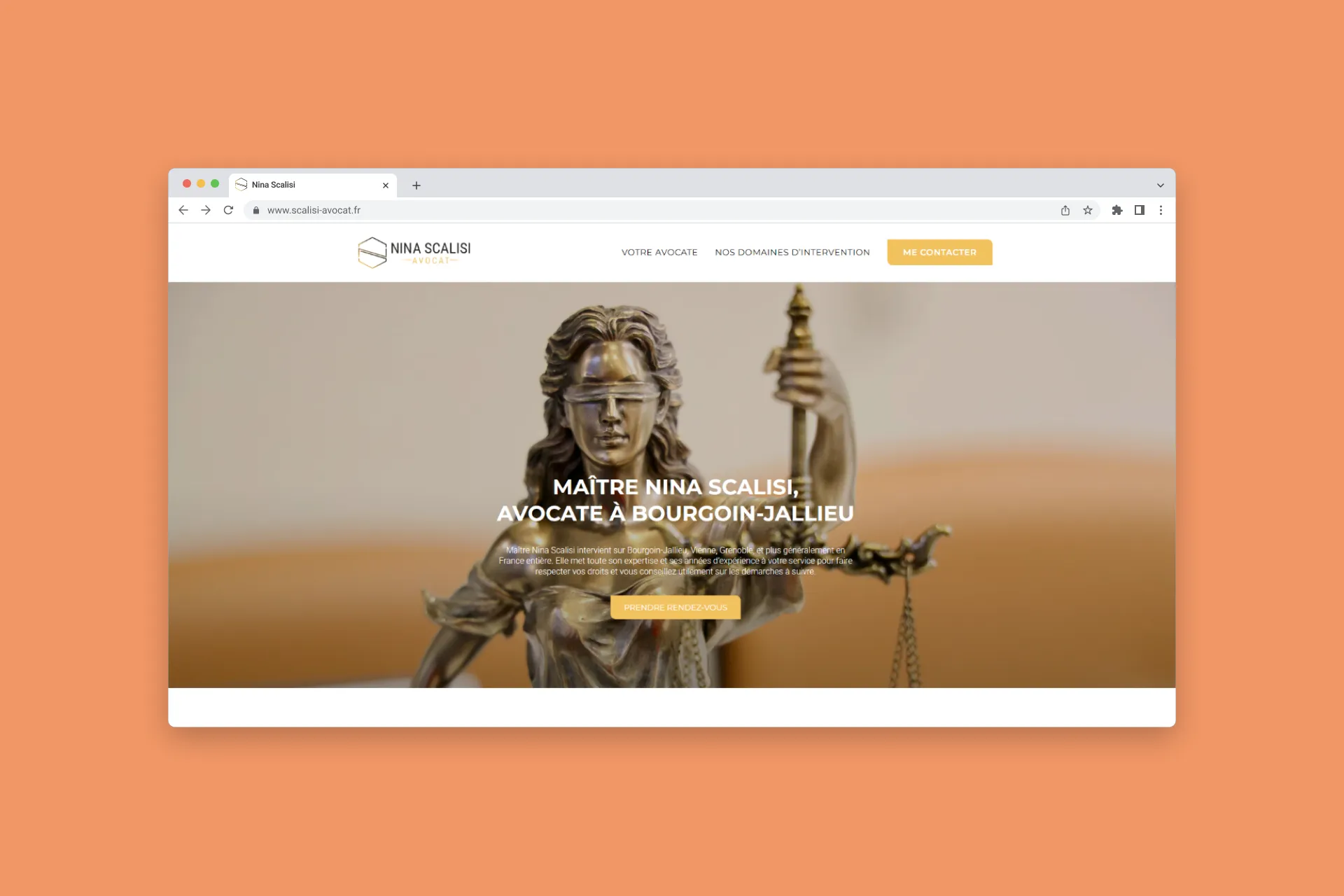 Site web d'une avocate, Maître Nina Scalisi, avec une statue de la justice et son nom affiché.