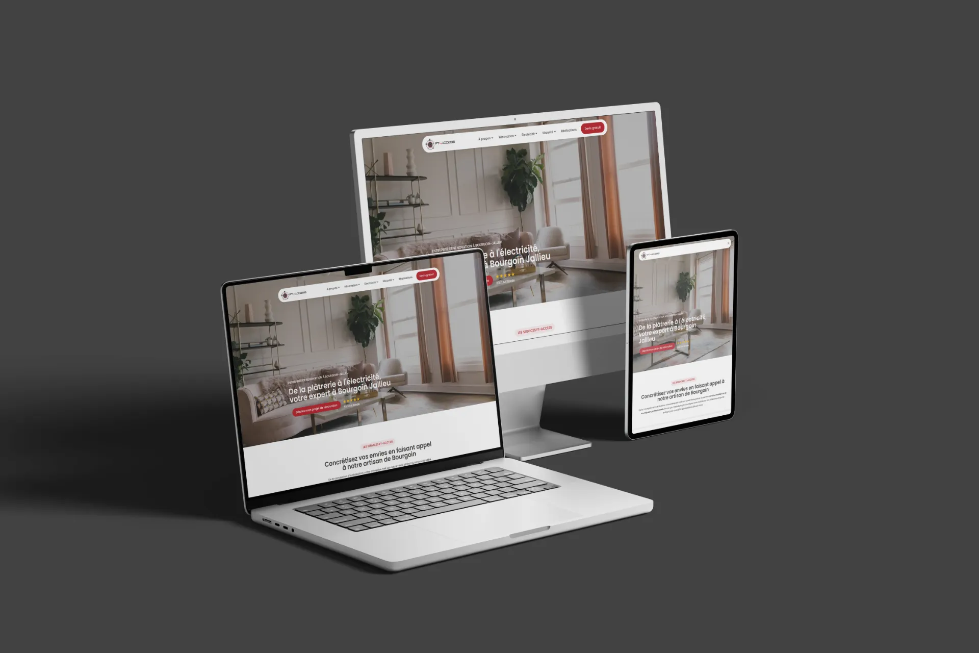 Maquette d'un site web d'une entreprise sur un ordinateur portable, un écran et une tablette, avec un salon moderne en arrière-plan.