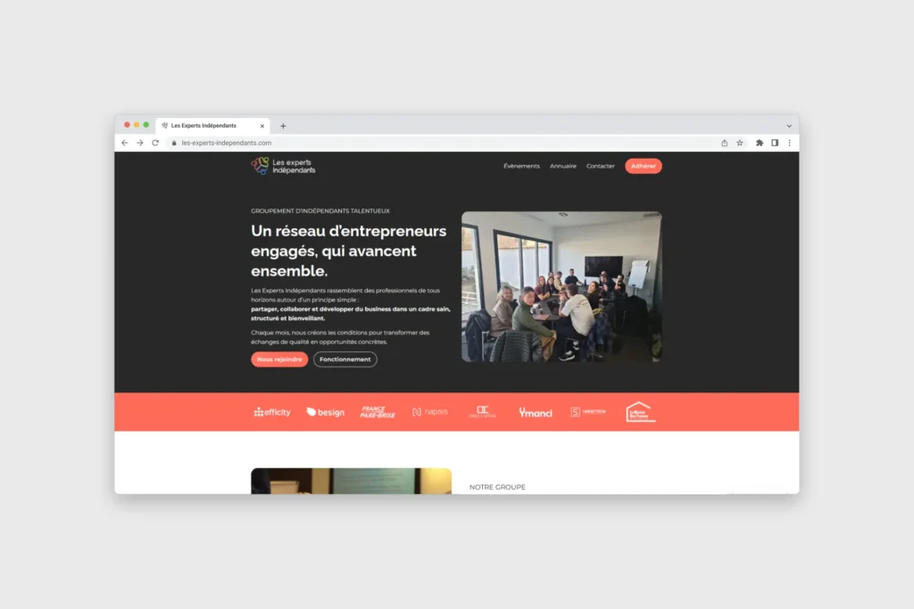 Un groupe d'entrepreneurs réunis dans une salle pour échanger et avancer ensemble.