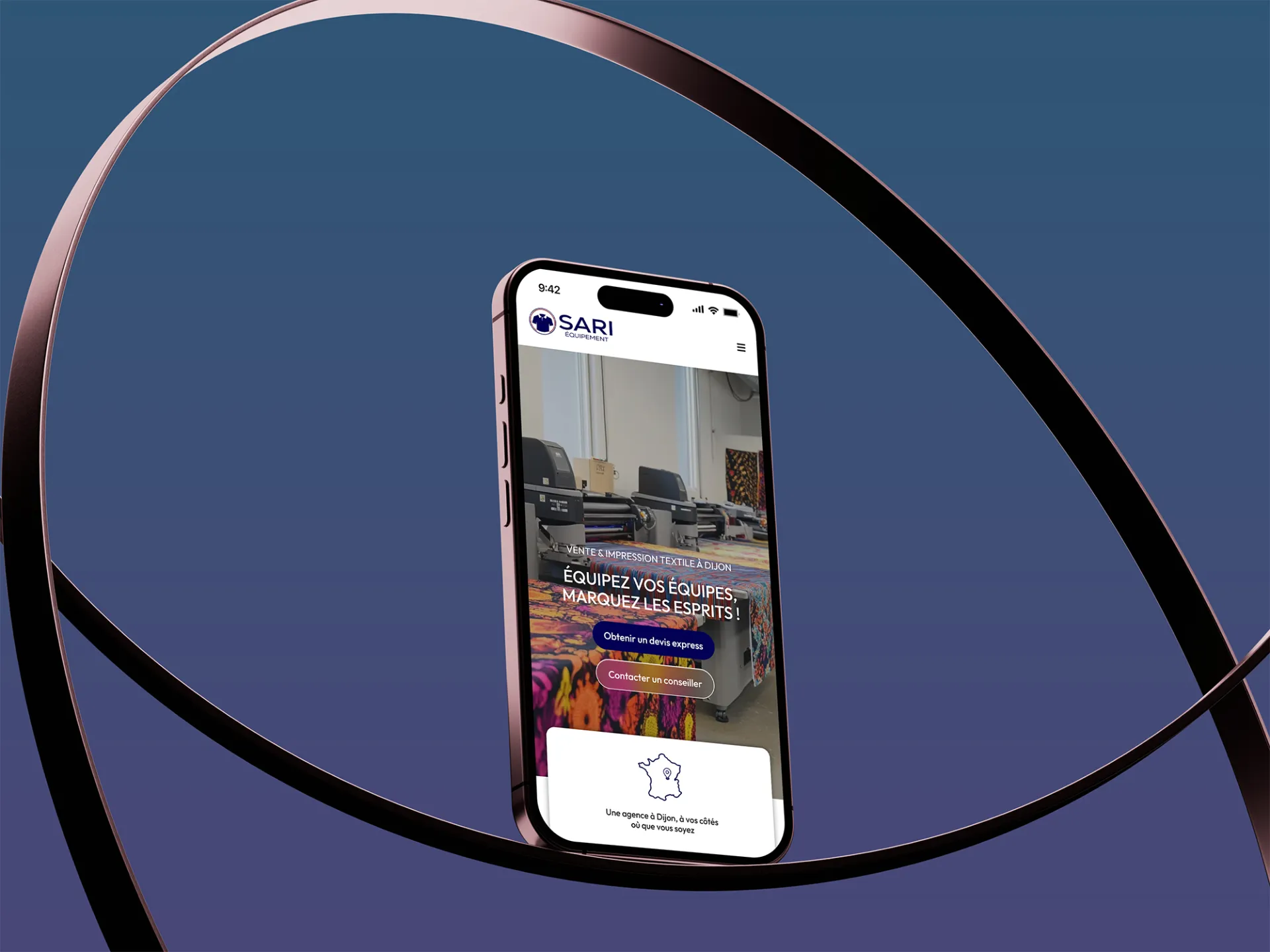 Page d'accueil du site SARI Équipement sur un smartphone, proposant des solutions textiles pour les équipes.