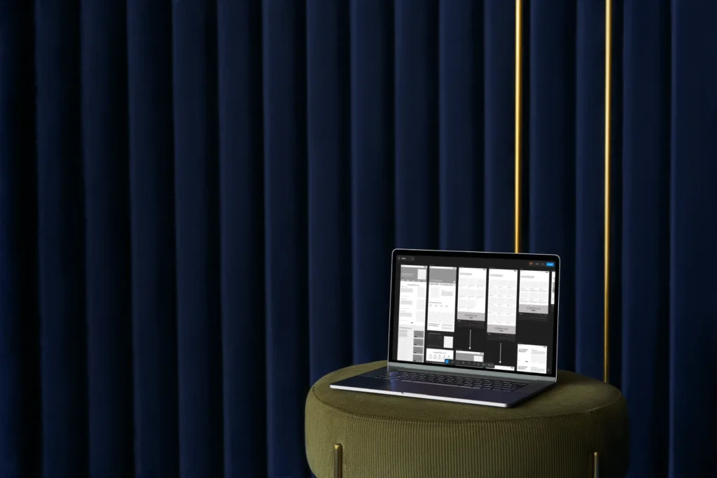 Un ordinateur portable ouvert affichant le wireframe d'un futur site internet d'une entreprise